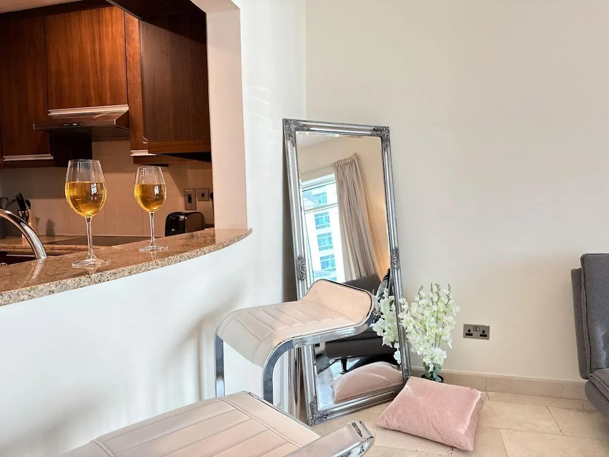 Stylish 1Bhk In Marina Steps To Metro & Marina Walk Apartment Dubai